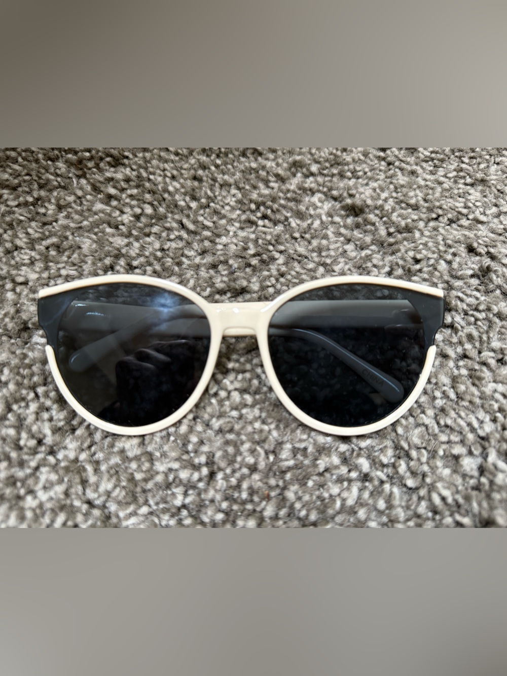 Chic Cream Frame Sunglasses with Dark Lenses